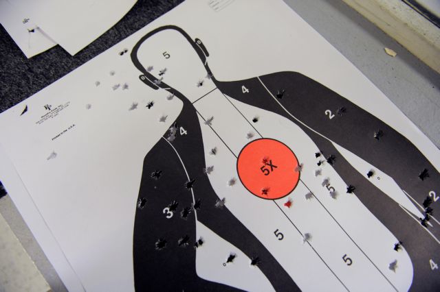 Η φετιχιστική ιστορία αγάπης των Αμερικανών με τα όπλα