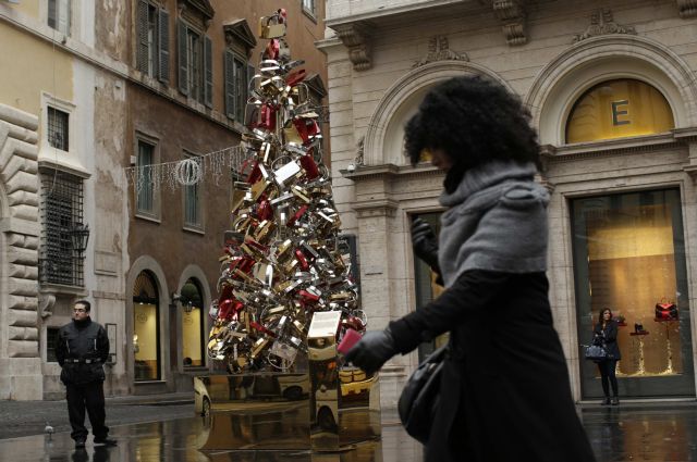 Σε λογαριασμούς, τέλη και στεγαστικά το δώρο Χριστουγέννων (και) των Ιταλών