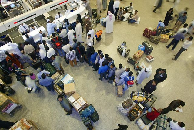 Εργασία στο εξωτερικό αναζητούν σχεδόν οι μισοί από τους Έλληνες σε παραγωγική ηλικία