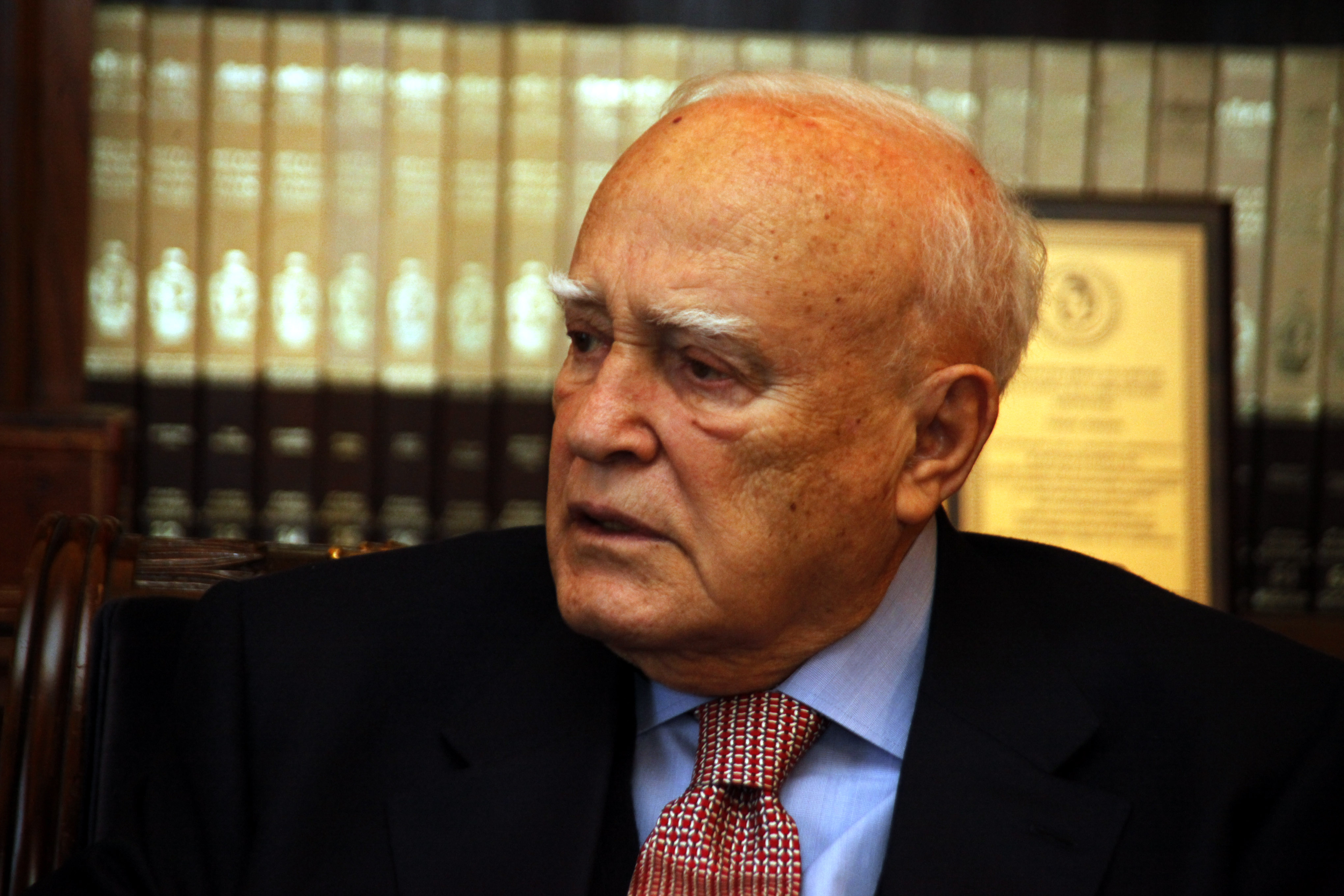 Παρά τις δυσκολίες, η Ελλάδα θα μείνει όρθια, αναφέρει ο Κάρολος Παπούλιας