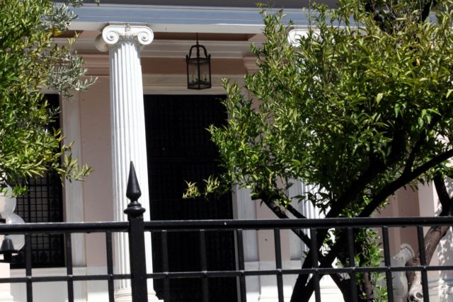 Συμβιβαστική λύση στο θέμα των καρατομήσεων 168 εφοριακών