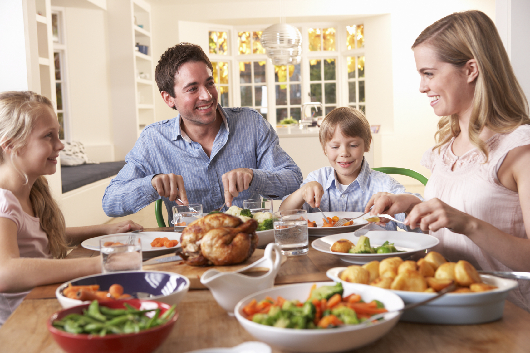 Καλές διατροφικές συνήθειες «διδάσκουν» τα οικογενειακά γεύματα