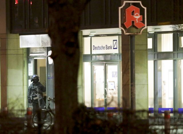 Ληστής κρατά όμηρο σε υποκατάστημα της Deutsche Bank στο Βερολίνο