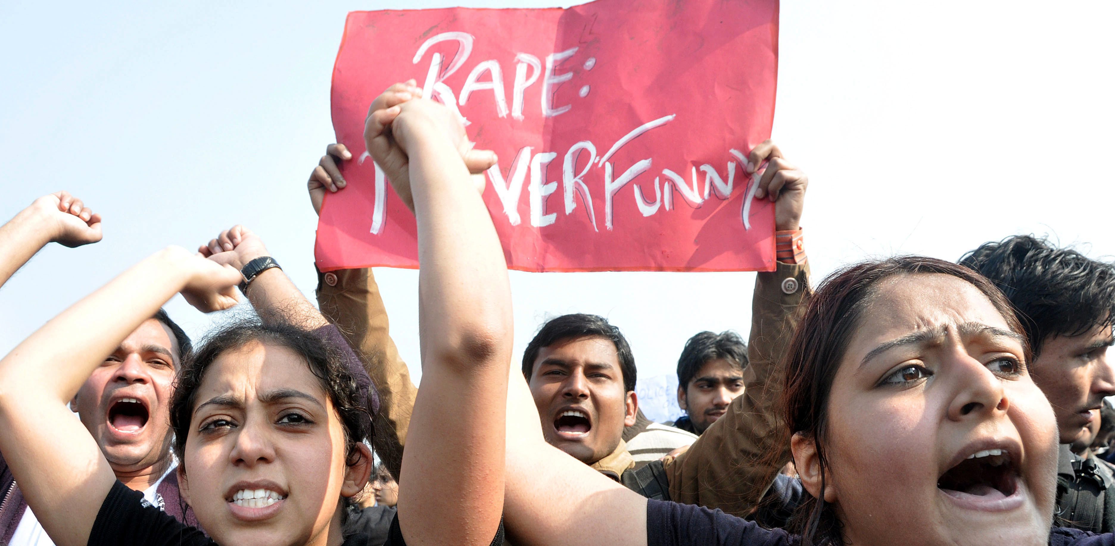 Κύμα οργής και διαδηλώσεις στην Ινδία μετά τον ομαδικό βιασμό νέας γυναίκας