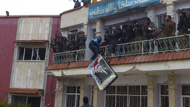 Μαχητικό της συριακής αεροπορίας ισχυρίζονται ότι κατέρριψαν αντικαθεστωτικοί στη Xάμα