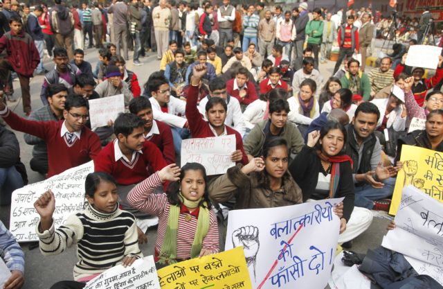 Έρευνα για τον ομαδικό βιασμό 23χρονης διέταξε η κυβέρνηση της Ινδίας