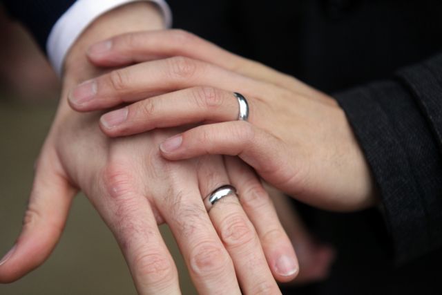 Αυξάνονται τα «ναι» στη Βρετανία για τον γάμο ομοφυλοφίλων