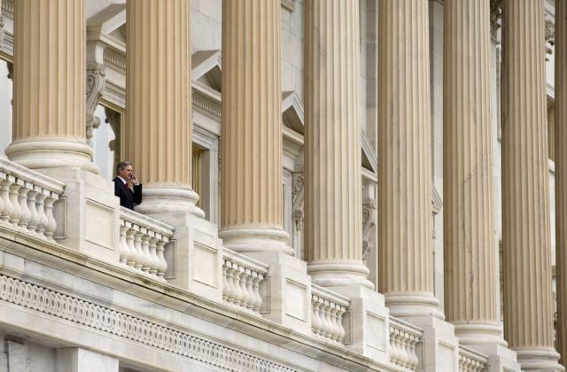 Η Ουάσινγκτον «σηκώνει τα μανίκια» για να γλιτώσει το δημοσιονομικό γκρεμό