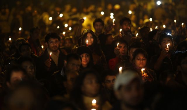 Χιλιάδες Ινδοί στους δρόμους μετά τον θάνατο της 23χρονης φοιτήτριας
