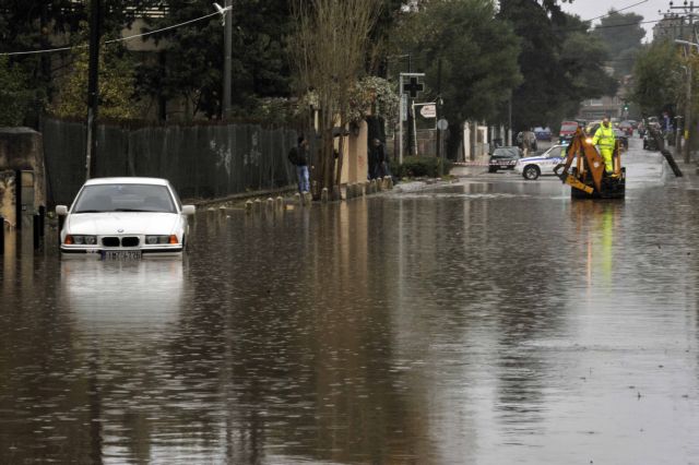 Προβλήματα σε όλη τη χώρα από τις καταρρακτώδεις βροχές