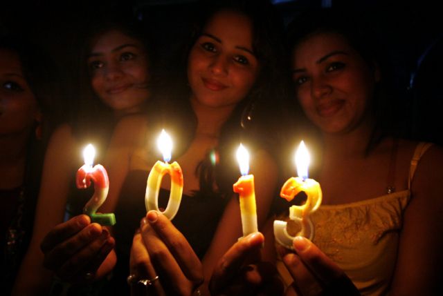 Με γιορτές, πυροτεχνήματα και ελπίδες υποδέχεται ο πλανήτης το 2013