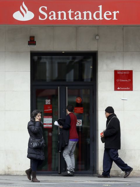 Τρεις χιλιάδες εργαζόμενους θα απολύσει η μεγαλύτερη ισπανική τράπεζα Santander