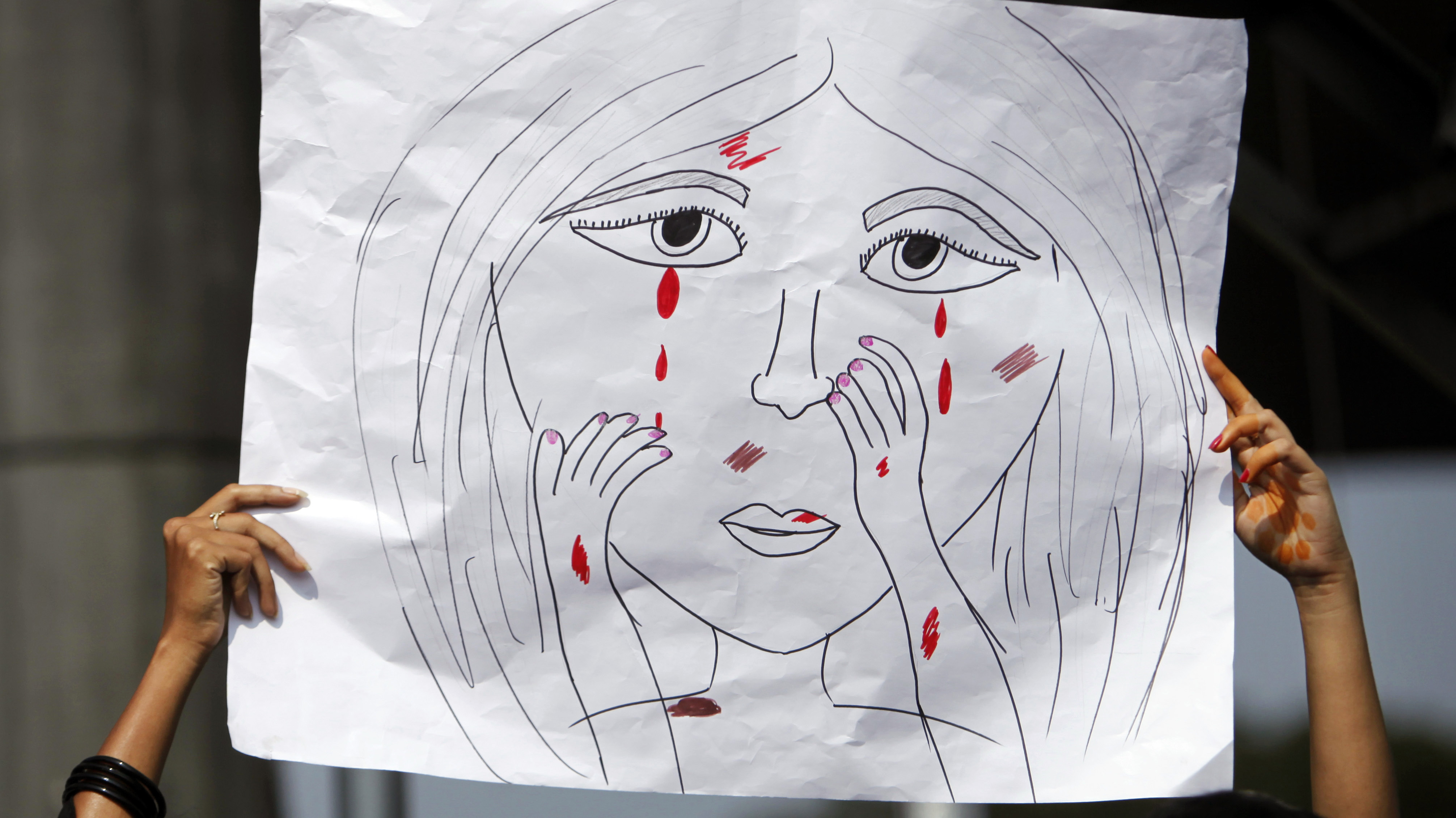 Θύμα της αδιαφορίας περαστικών και αστυνομίας η κοπέλα που βιάστηκε στην Ινδία