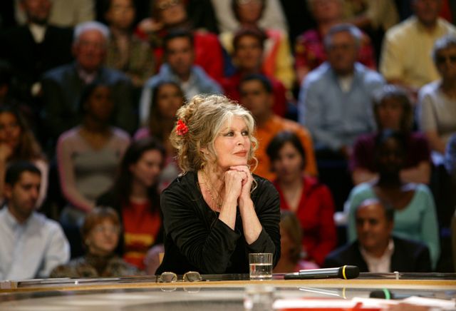 «Σώστε τους ελέφαντες αλλιώς πάω Ρωσία» προειδοποιεί η «Μπεμπέ»