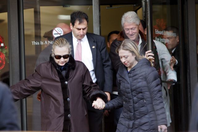 Στη δουλειά επιστρέφει η Κλίντον μετά την νοσηλεία της