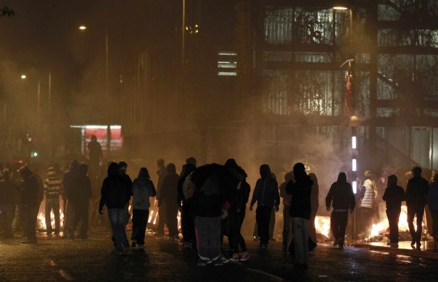 Πλαστικές σφαίρες στη νέα νύχτα επεισοδίων στο Μπέλφαστ για τη βρετανική σημαία