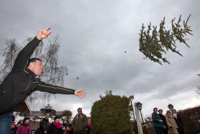 Γερμανοί εκσφενδονίζουν τα παλιά χριστουγεννιάτικα δέντρα σε πρωτότυπο διαγωνισμό