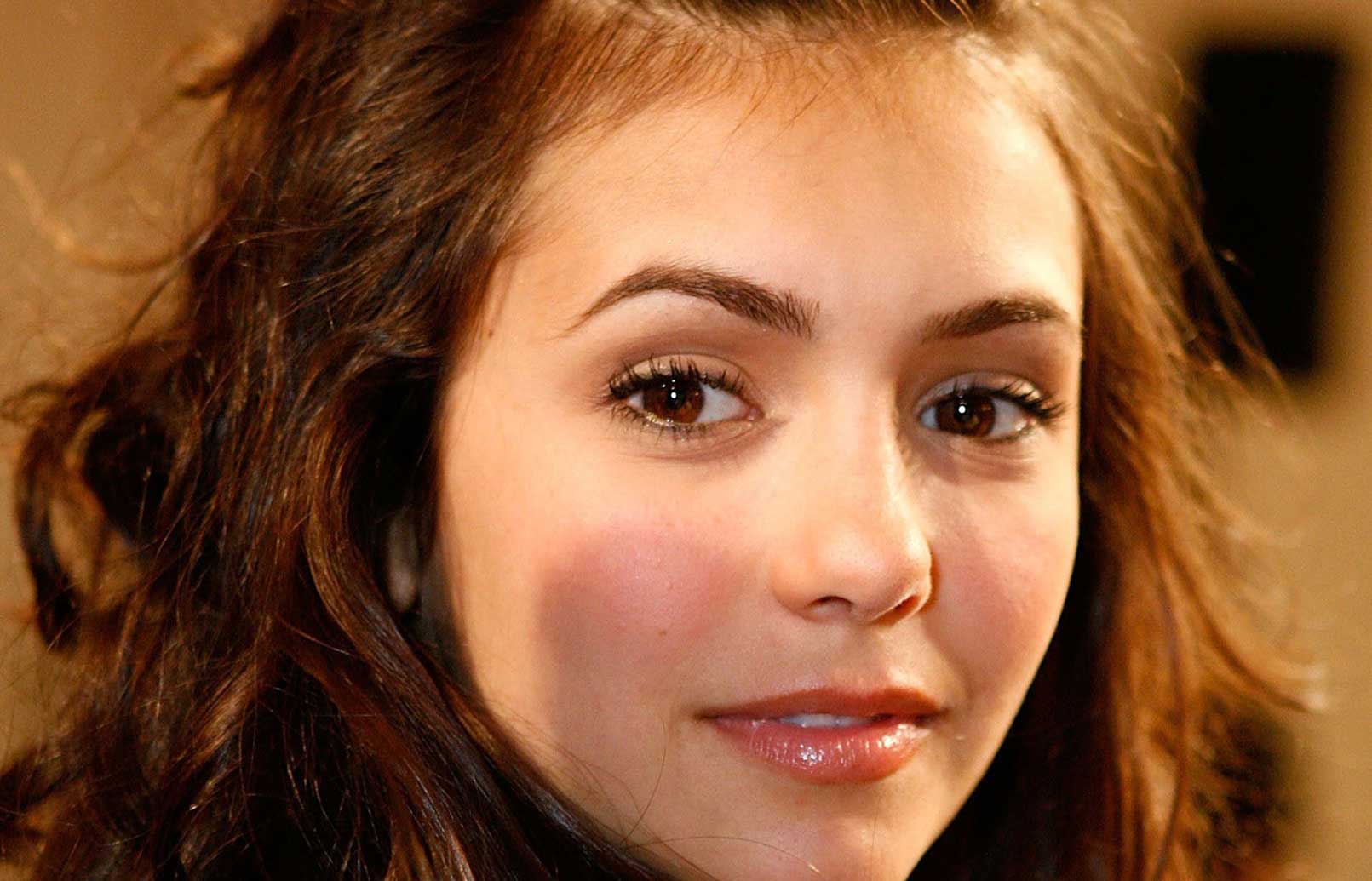 Καστανά μάτια και πλατύ μέτωπο αποπνέουν αξιοπιστία