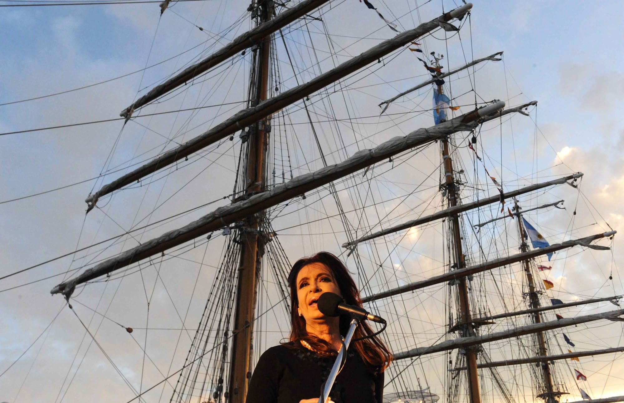 Θριαμβευτική υποδοχή του αργεντινικού πλοίου «όμηρου» των hedge fund