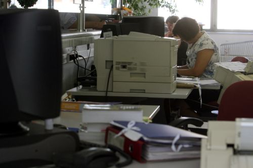 Αβέβαιη εργασιακή τύχη για τους 25.000 δημοσίους υπαλλήλους σε διαθεσιμότητα