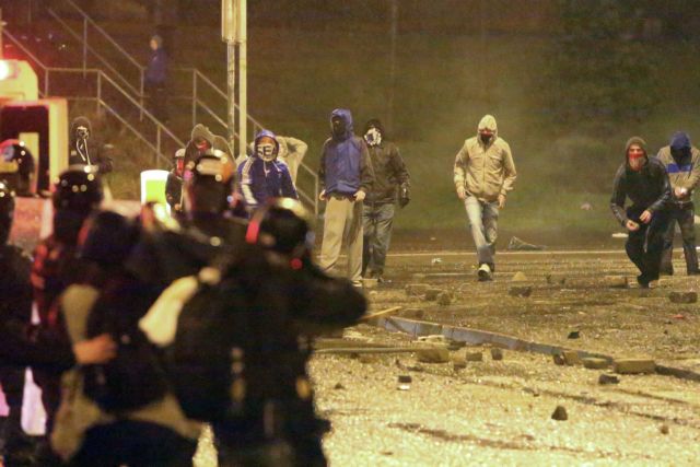 Τέσσερις αστυνομικοί τραυματίστηκαν σε επεισόδια στη Β.Ιρλανδία για τη βρετανική σημαία