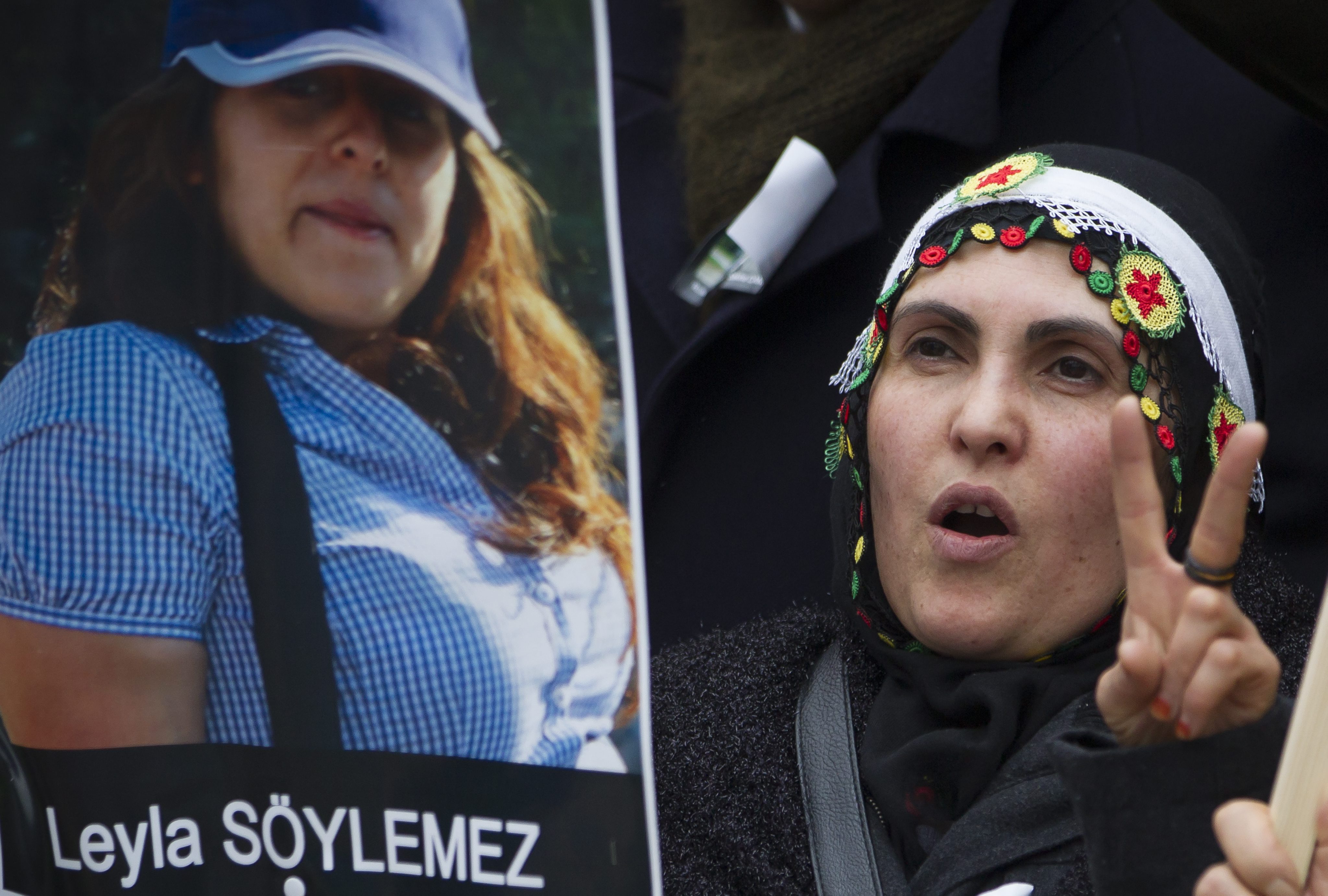 Εξηγήσεις από τον Ολάντ για τις επαφές με τις ακτιβίστριες ζητά ο Ερντογάν