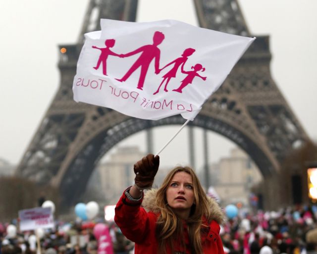 «Κάθοδος των μυρίων» στο Παρίσι ενάντια στους γάμους ομοφυλόφιλων