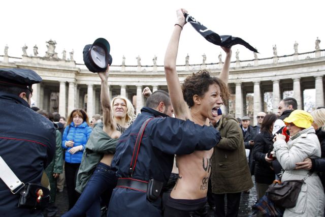 Μίνι πανδαιμόνιο στο Βατικανό σε γυμνόστηθη διαμαρτυρία υπέρ του γκέι γάμου