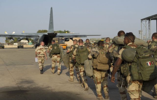 Γαλλικά αεροσκάφη βομβαρδίζουν στόχους των ισλαμιστών στο Μάλι