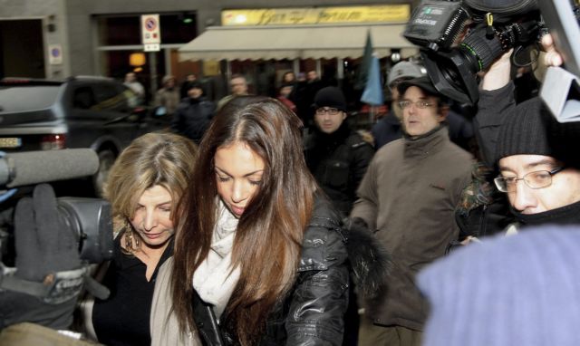 H Ρούμπι εμφανίστηκε στο δικαστήριο, αναστολή της δίκης ζητά ο Μπερλουσκόνι