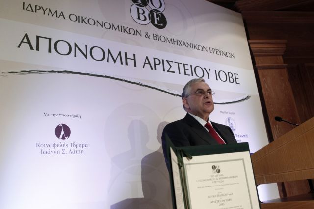 Την ανάγκη συναίνεσης τόνισε ο πρώην πρωθυπουργός Λουκάς Παπαδήμος