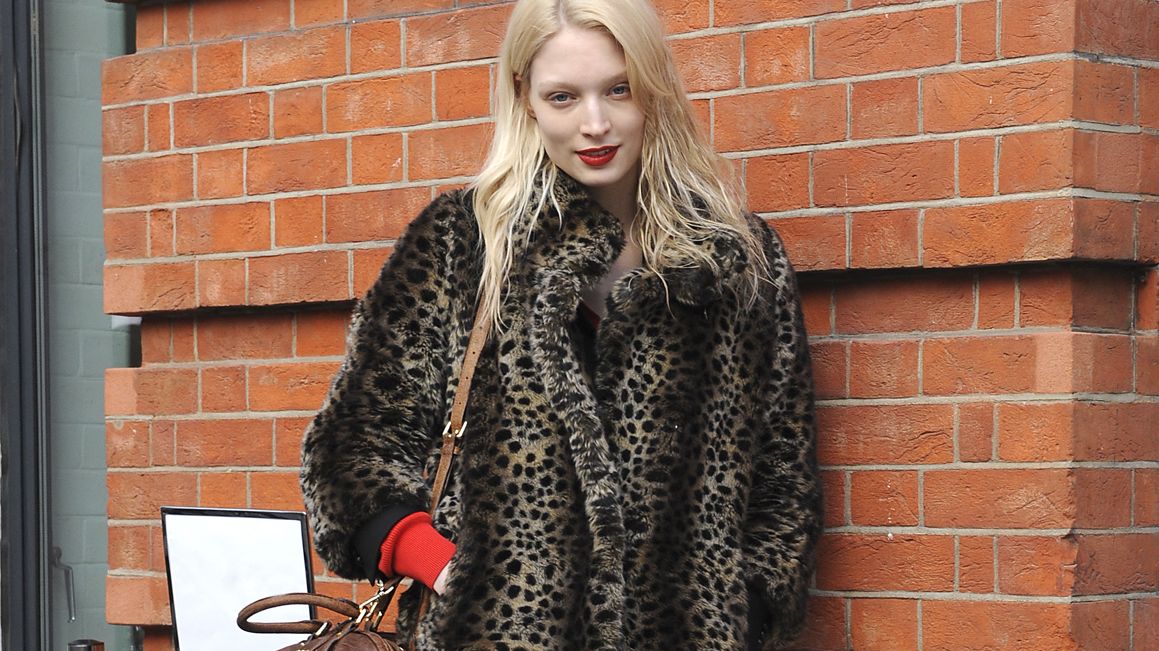 Γούνες και χνουδωτά τζάκετ: τα it πανοφώρια για τώρα