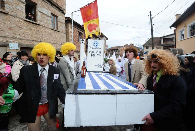 Με προσβολές κατά της Ελλάδας και φέτος το καρναβάλι στη Βέβτσανι της ΠΓΔΜ