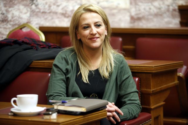 Μόνο καταδικάζοντας τη βία δεν θα σταματήσουν τα καλάσνικοφ, λέει η Ρένα Δούρου