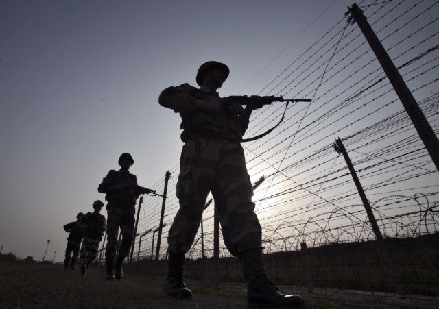 Κινήσεις αποκλιμάκωσης από Ινδία-Πακιστάν μετά την ανάφλεξη στο Κασμίρ