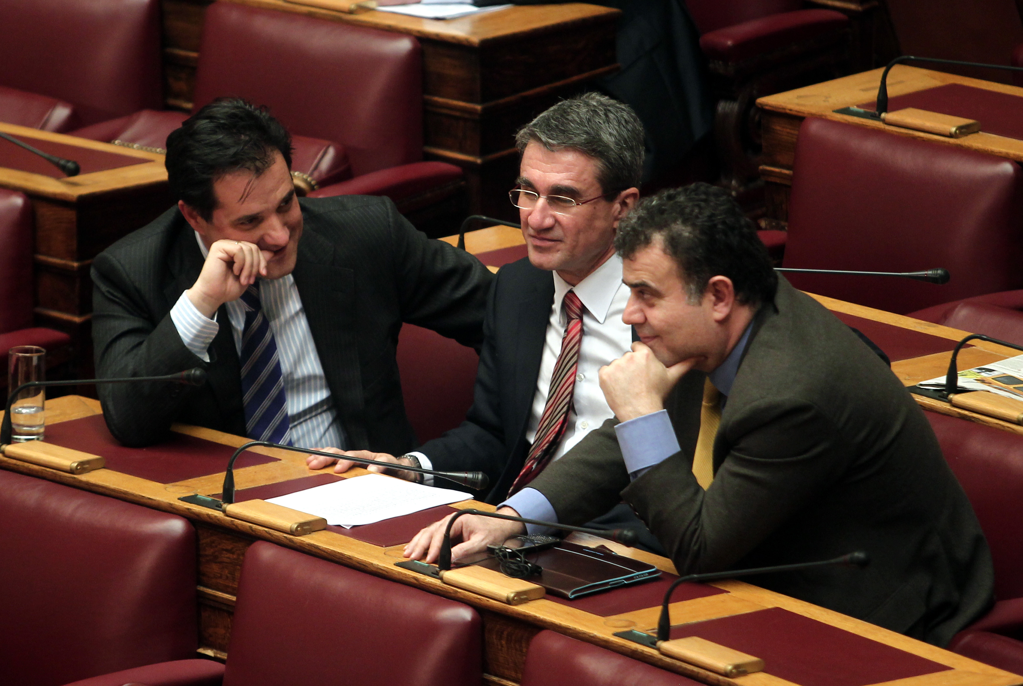 Υψηλοί τόνοι στην Ολομέλεια για τις παραπομπές σε προανακριτική