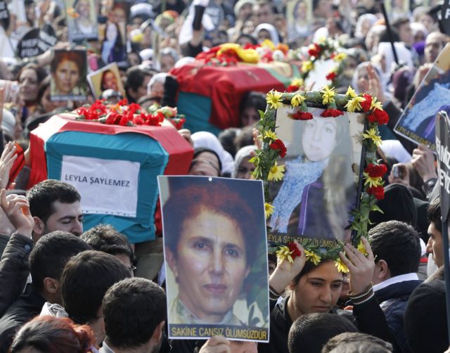 Χιλιάδες Κούρδοι στις κηδείες των ακτιβιστριών του PKK στο Ντιγιάρμπακιρ