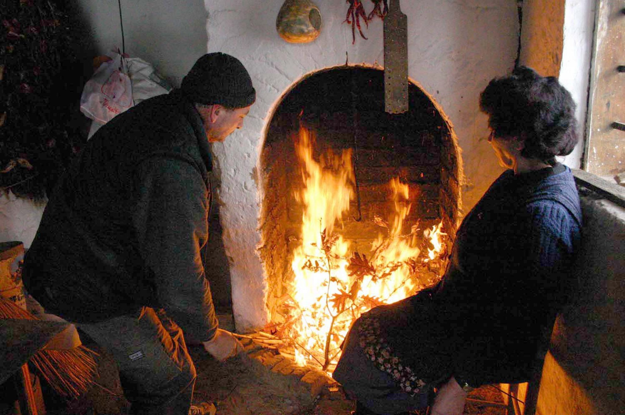 Έξαρση αλλεργιών προκαλεί η καύση ακατάλληλης ξυλείας σε τζάκια και σόμπες