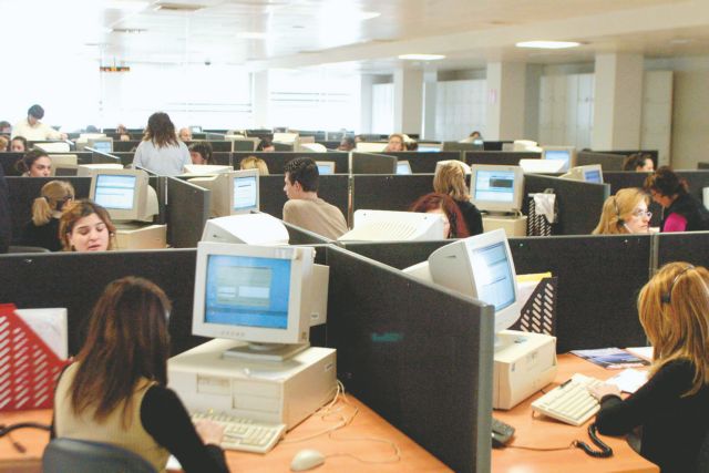 Μαζική έξοδος δημοσίων και ιδιωτικών υπαλλήλων