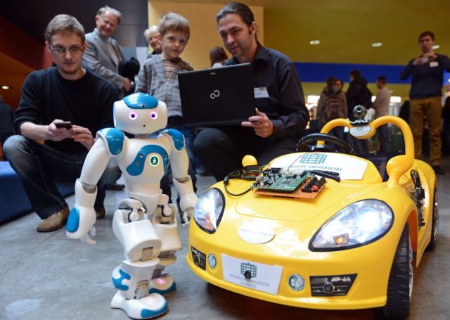 Παιδιά φτιάχνουν και προγραμματίζουν Ρομπότ στο Κέντρο Διάδοσης Επιστημών