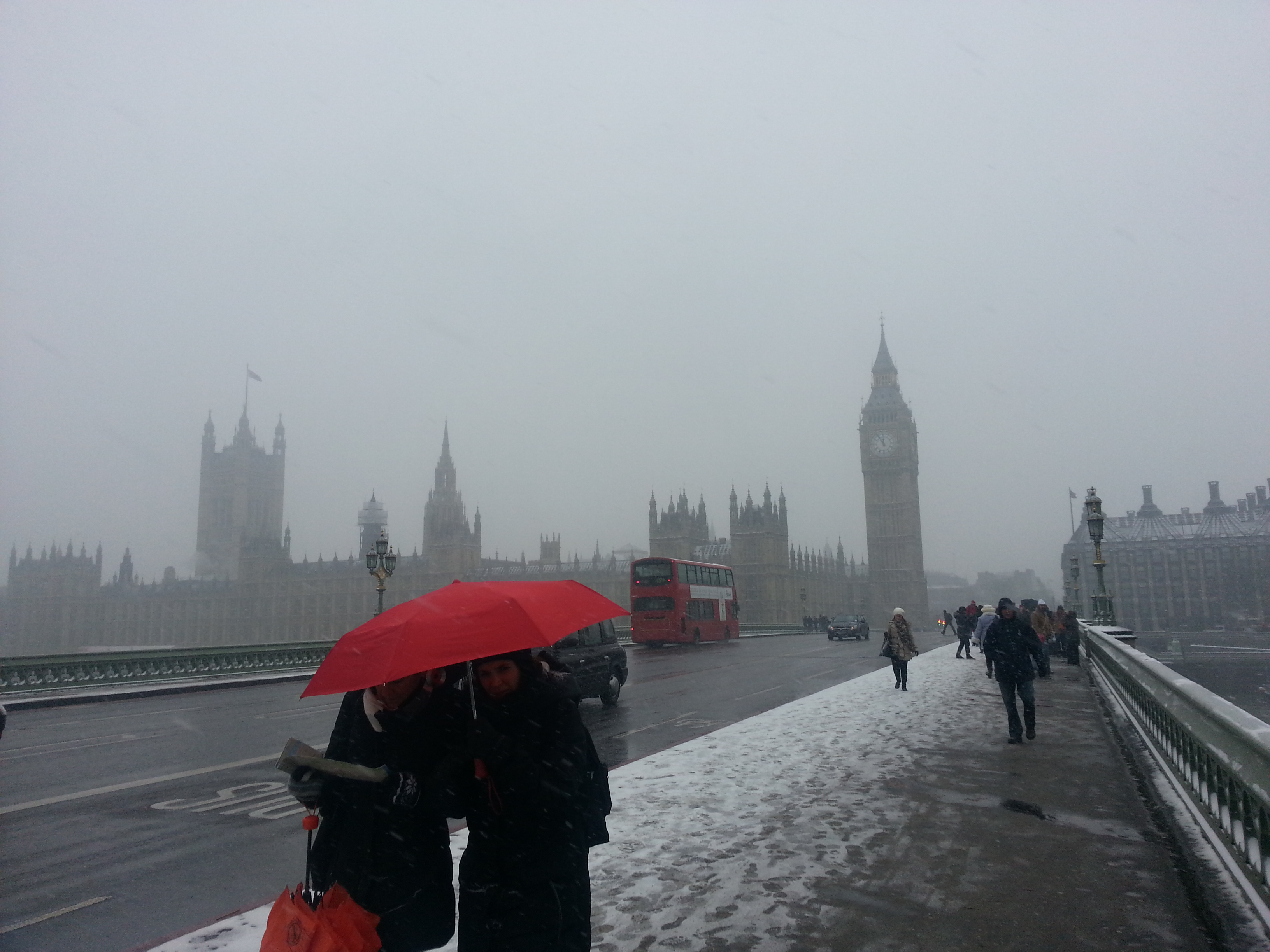Τα χιόνια επιστρέφουν δριμύτερα στη Βρετανία και προκαλούν προβλήματα
