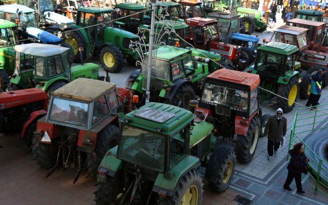 Με τα τρακτέρ τους στις πλατείες οι αγρότες της Θεσσαλίας