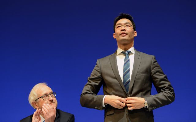 Παραμένει τελικά στην ηγεσία του FDP ο Φίλιπ Ρέσλερ