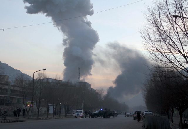 Έφοδος καμικάζι και ενόπλων σε κτίριο της αστυνομίας στην Καμπούλ