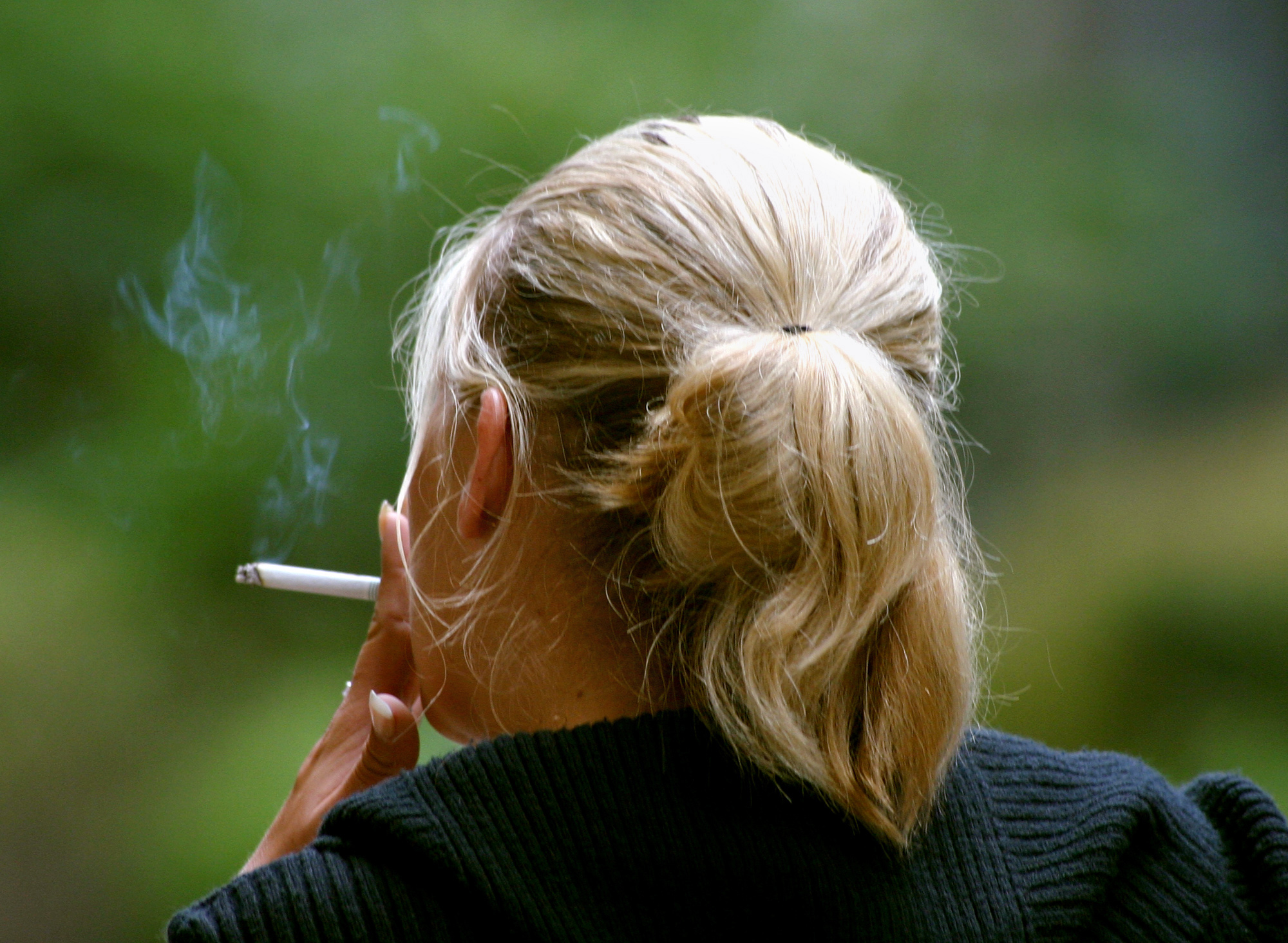Οι καπνίστριες κινδυνεύουν πλέον περισσότερο να πεθάνουν από καρκίνο του πνεύμονα
