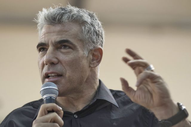 Στον Γιαΐρ Λαπίντ, τον κλειδοκράτορα της νέας κυβέρνησης, κοιτά το Ισραήλ