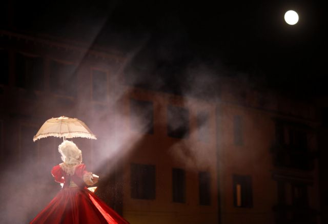 Με ένα μαγικό θέαμα από φως και νερό άρχισε το Καρναβάλι της Βενετίας