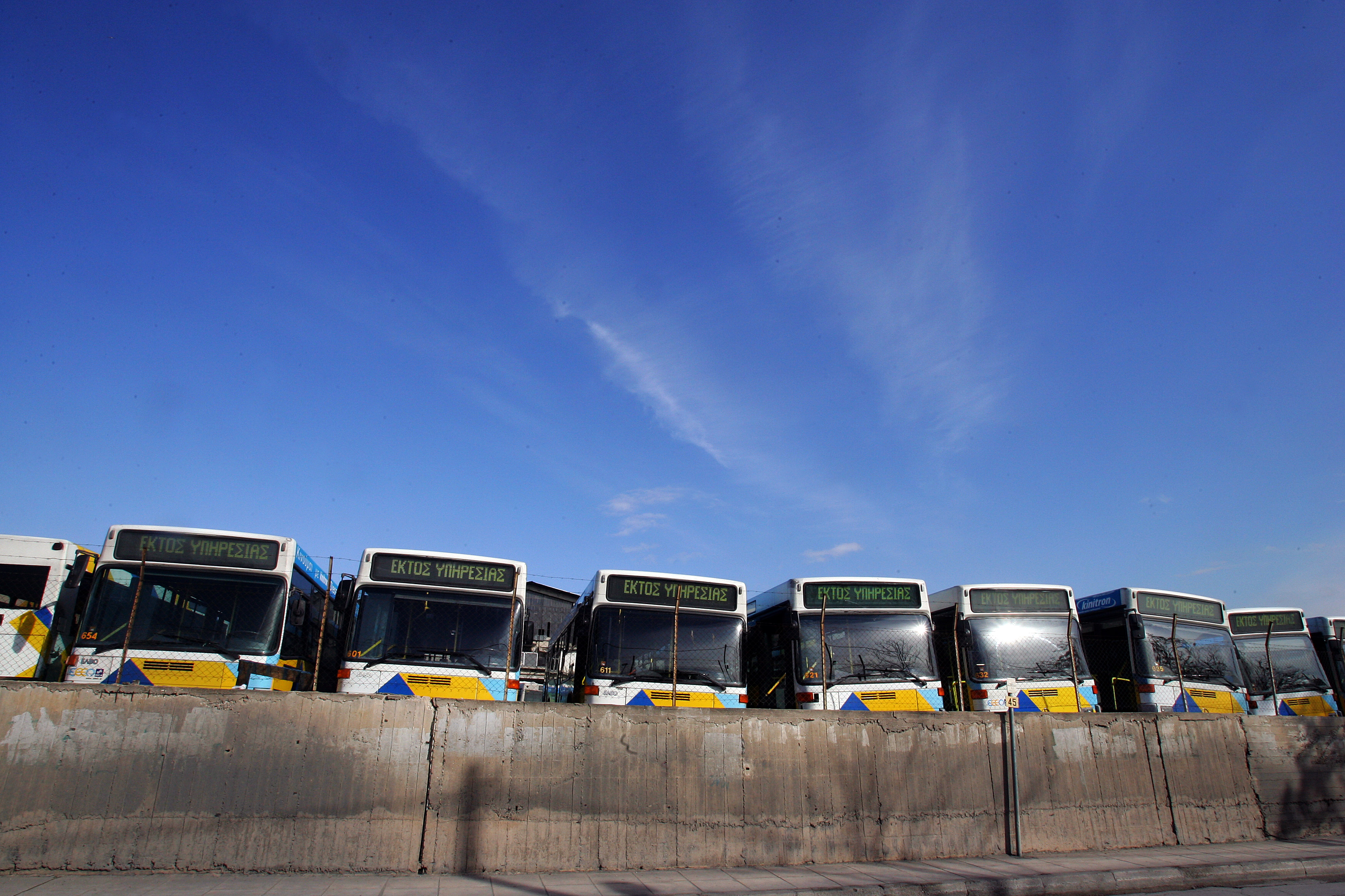 Ανοιχτό το ενδεχόμενο επιστράτευσης των εργαζομένων σε λεωφορεία και τρόλεϊ