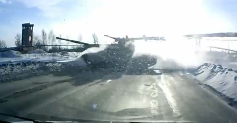 Όταν ένα τανκ βρεθεί στο διάβα σου