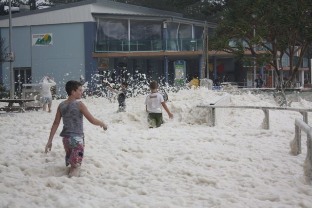 Θαλάσσιος αφρός κάλυψε τους δρόμους του Κουίνσλαντ στην Αυστραλία